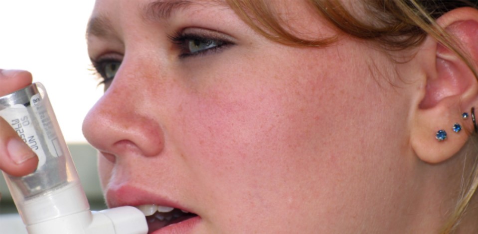 girl using inhaler